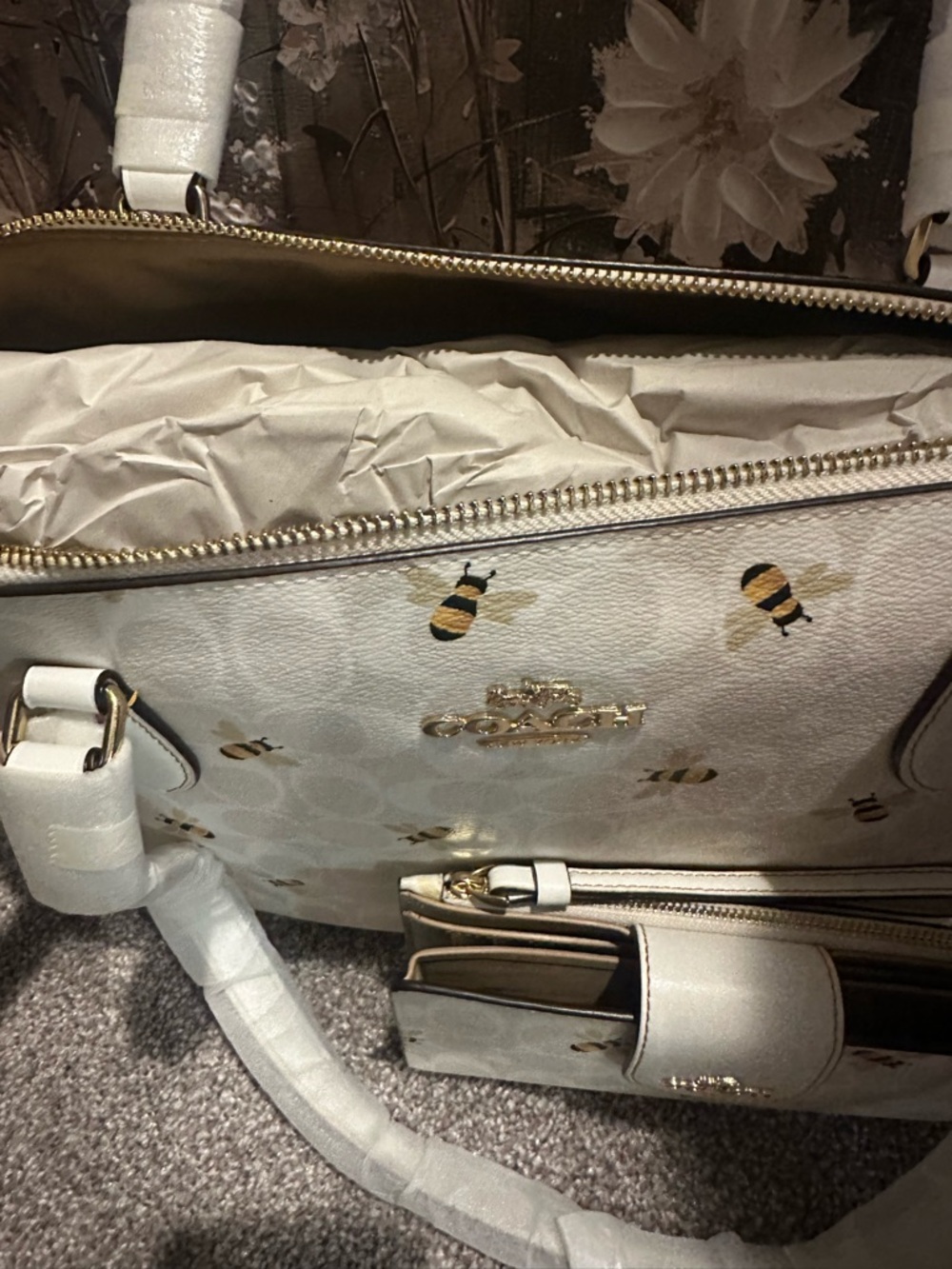 Authentic Coach White Bee Print Tote with Matching Wristlet - Picture 6 of 8